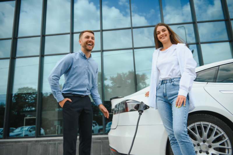 Personas cargando uno de los mejores coches eléctricos