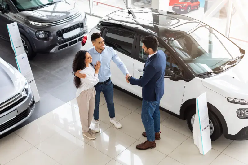 Pareja compra coches de buena calidad precio