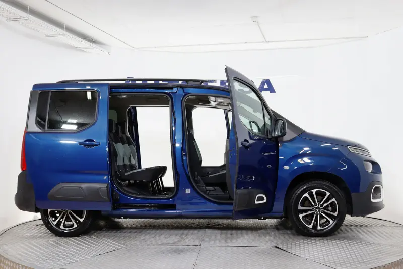 Citroën Berlingo azul de segunda mano con las puertas abiertas