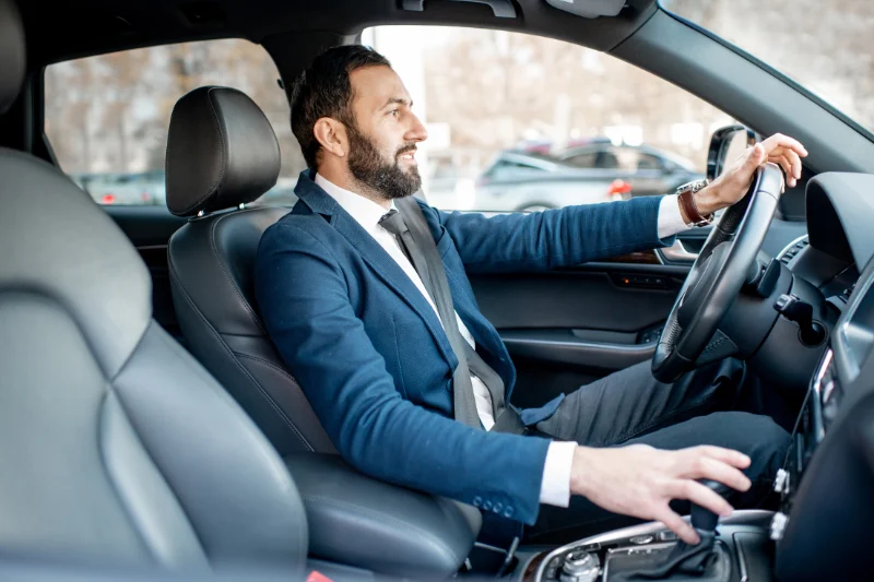 Hombre conduce un coche automático de segunda mano