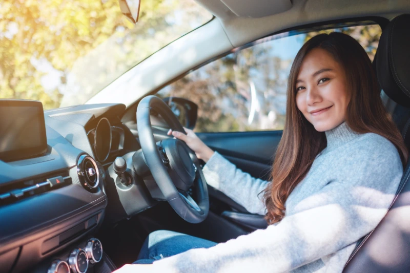 Mujer conduce un coche automático