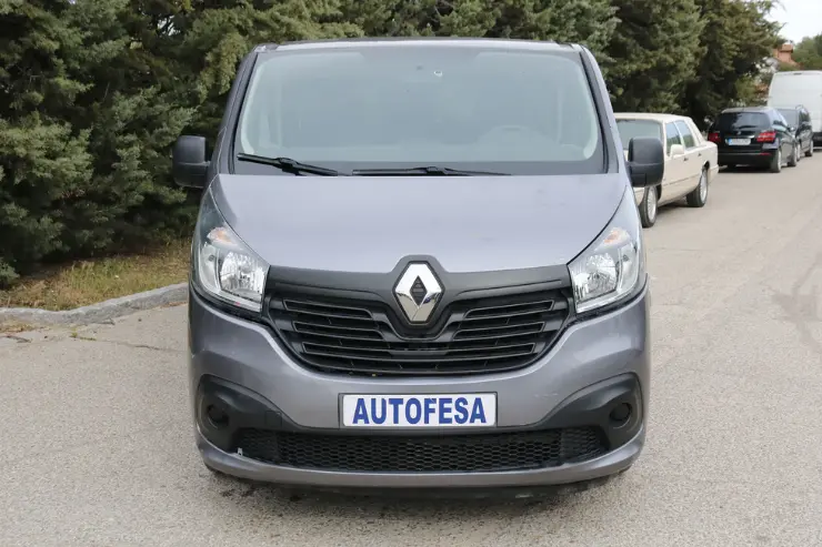 Furgoneta Renault Trafic color gris